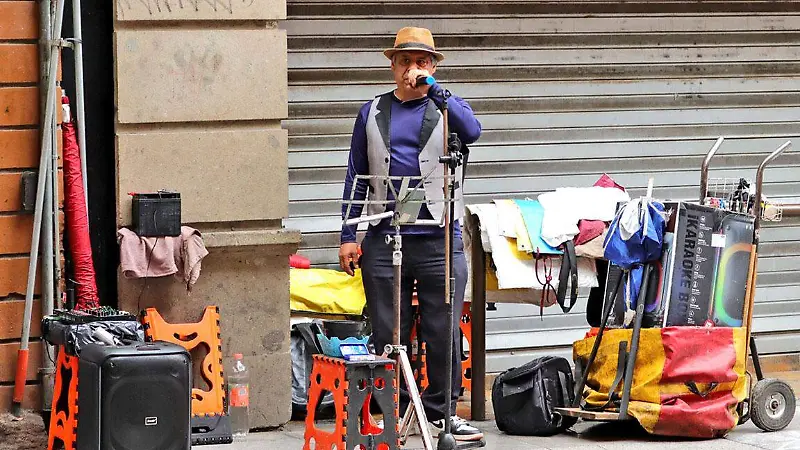 El sonido de la Calle 16 de Septiembre, un refugio para músicos callejeros [Fotorreportaje]